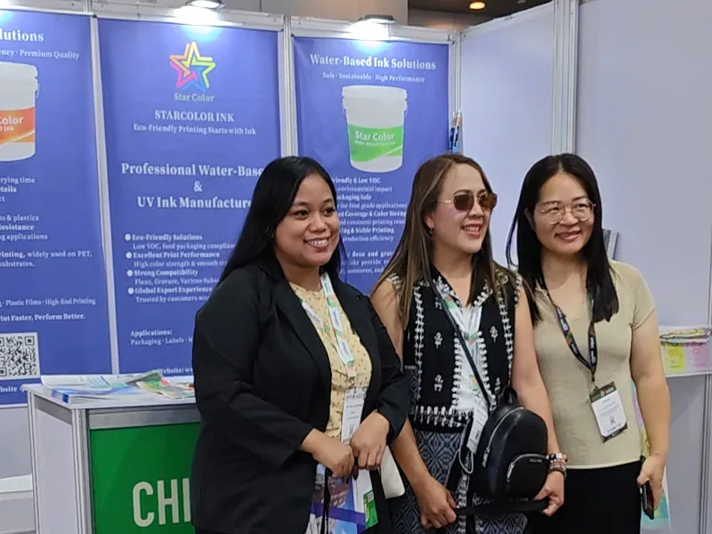 Taking photos with customers at the exhibition